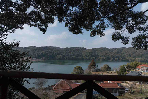 画像：小高いログハウスから望む小野湖