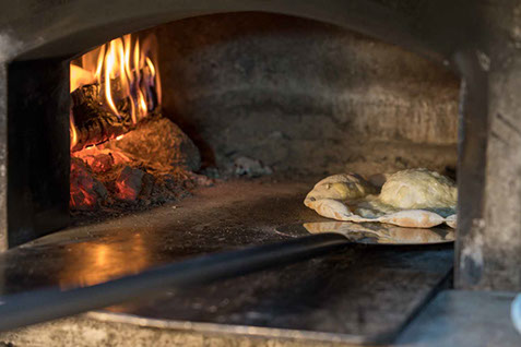 画像：ハーブキッチン サルワーレのピザ窯