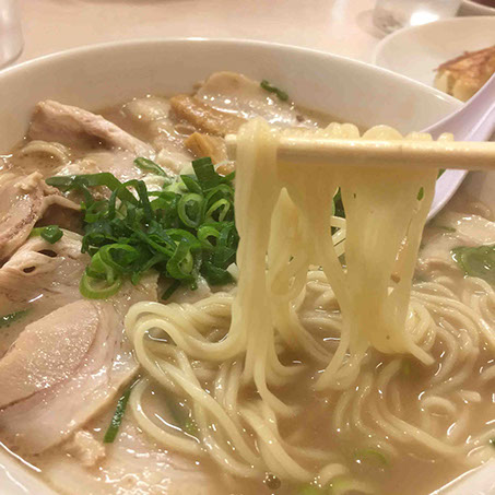画像：濃厚な豚骨スープと中太麺の「宇部ラーメン」